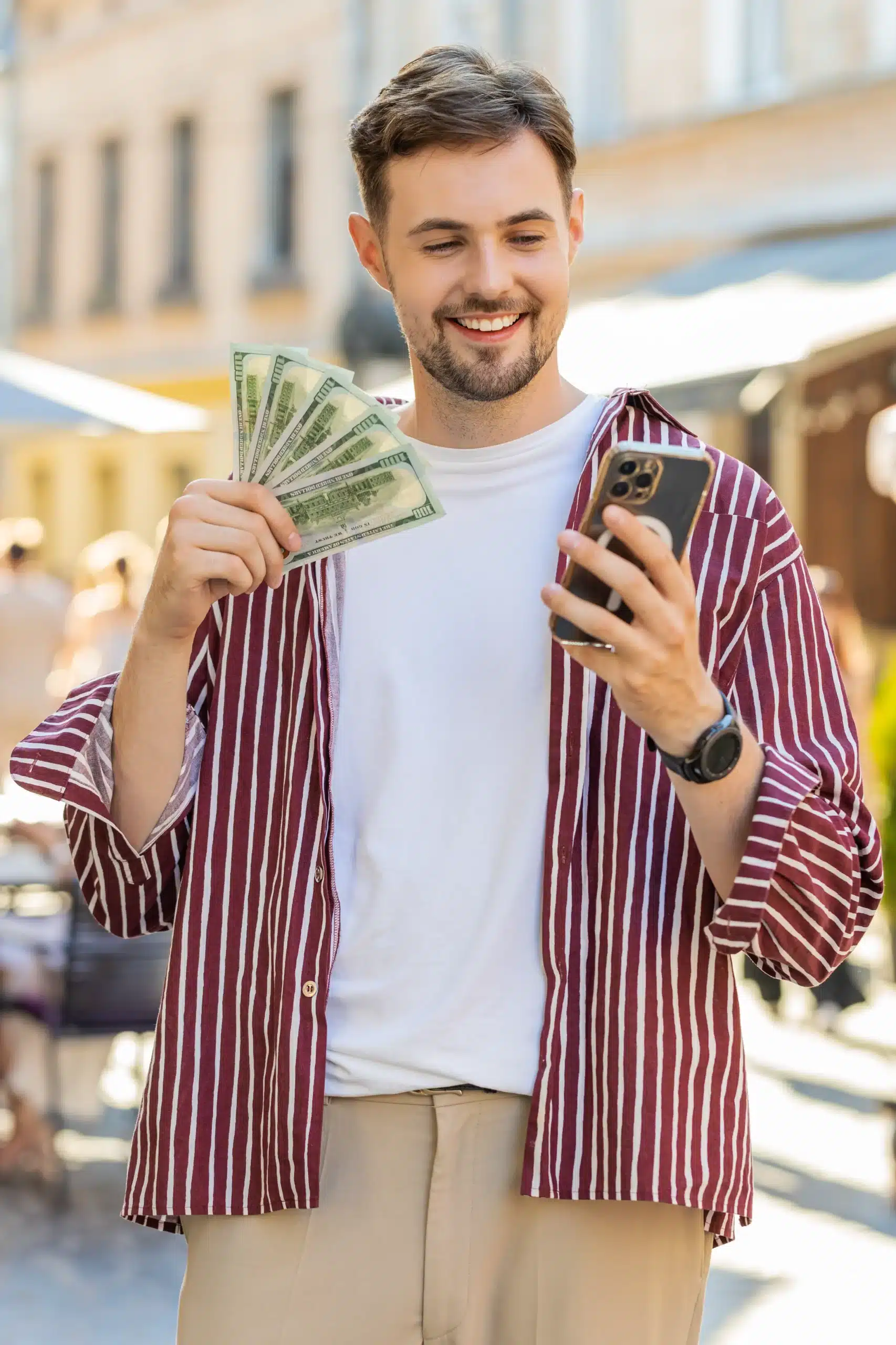 Web Storys 1 homem barbudo feliz contando dinheiro dolar em dinheiro usar aplicativo de calculadora de smartphone na rua da cidade urbana scaled Web Storys